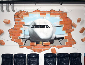 Wandmalerei Wand-Duchbruch mit Flugzeug in Flugsimulations-Zentrum Wand-Durchbruch mit Flugzeug