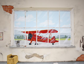 Wandmalerei Alter Hangar im Flugsimulationszentrum Flightodrom in Remshalden Wandbemalung, Motiv: Alter Hangar mit rotem Doppeldecker