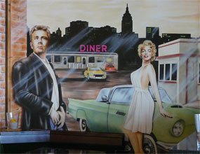 Wandmalerei in der Sportsbar Cuba Marilyn Monroe und James Dean mit Ford Thunderbird