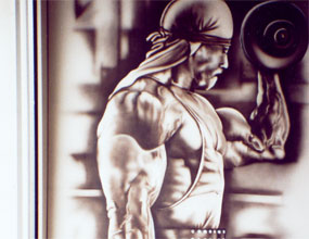 Wandmalerei Fitnessstudio Wandbild, Motiv: Bodybuilder beim Hanteltraining