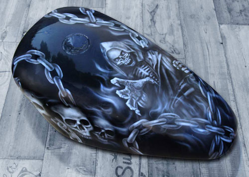Airbrush mit Totenköpfen und Ketten Airbrush auf Motorrad-Tank, Motiv: Skelett, Totenköpfe und Ketten