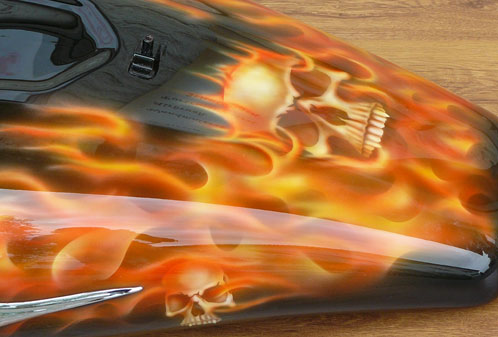 Airbrush Real Flames auf Motorrad-Tank Airbrush auf Motorrad-Tank, Motiv: Real Flames with Skulls